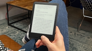 Hand hält den Amazon Kindle (2022)
