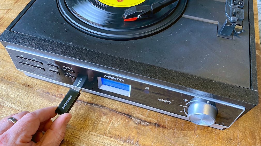 Der Medion E67005 zeichnet Schallplatten und Kassetten direkt auf USB-Sticks auf.
