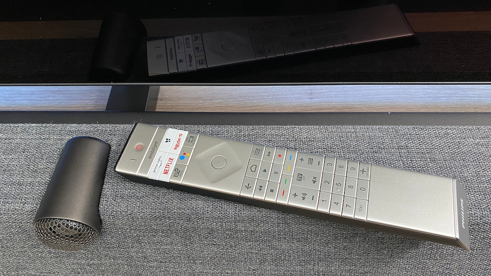 Die Fernbedienung des Philips OLED937 sieht schick aus und hat automatisch leuchtende Tastenbeschriftung