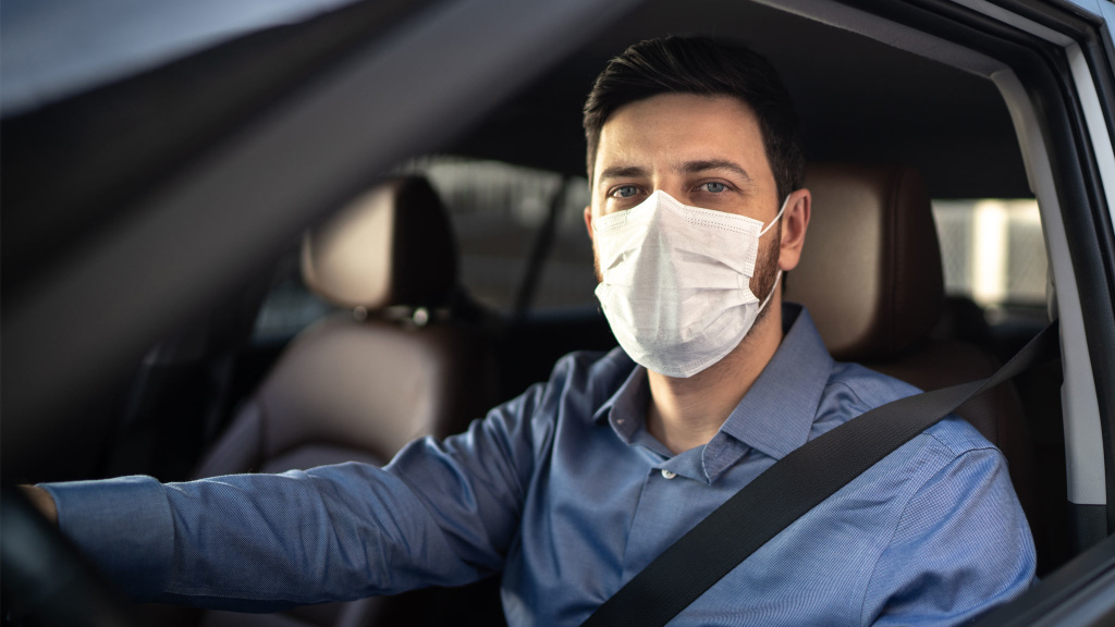 Ohne Maske im Auto: Deshalb droht bald ein Bußgeld