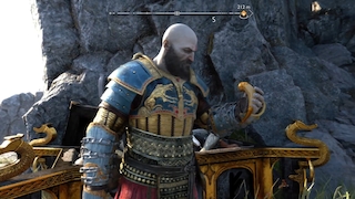 Kratos trinkt Blutmet aus einer Nornir-Truhe.