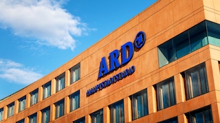 Das ARD-Logo an einem Gebäude.