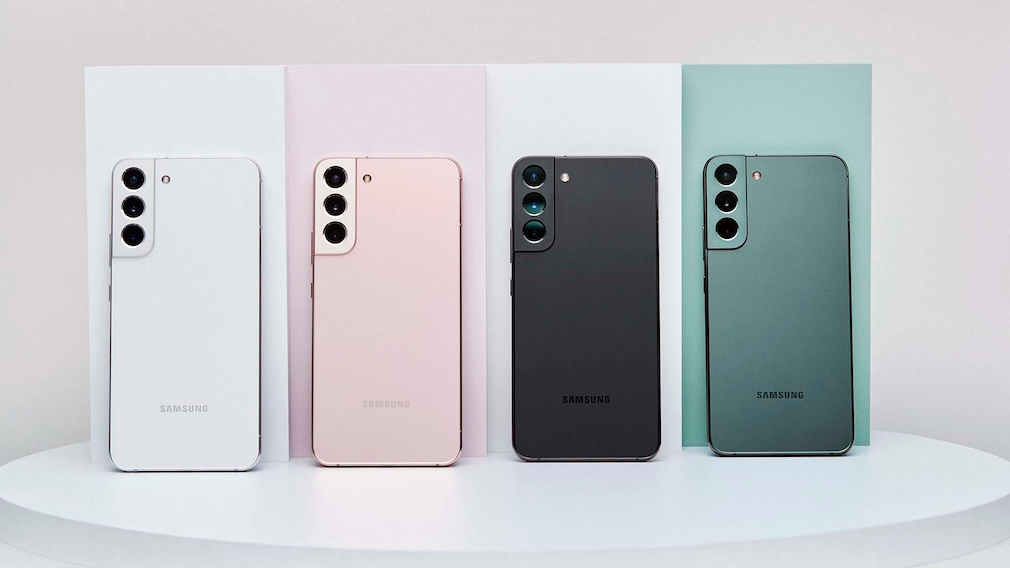 Das Samsung Galaxy S22 in verschiedenen Farben
