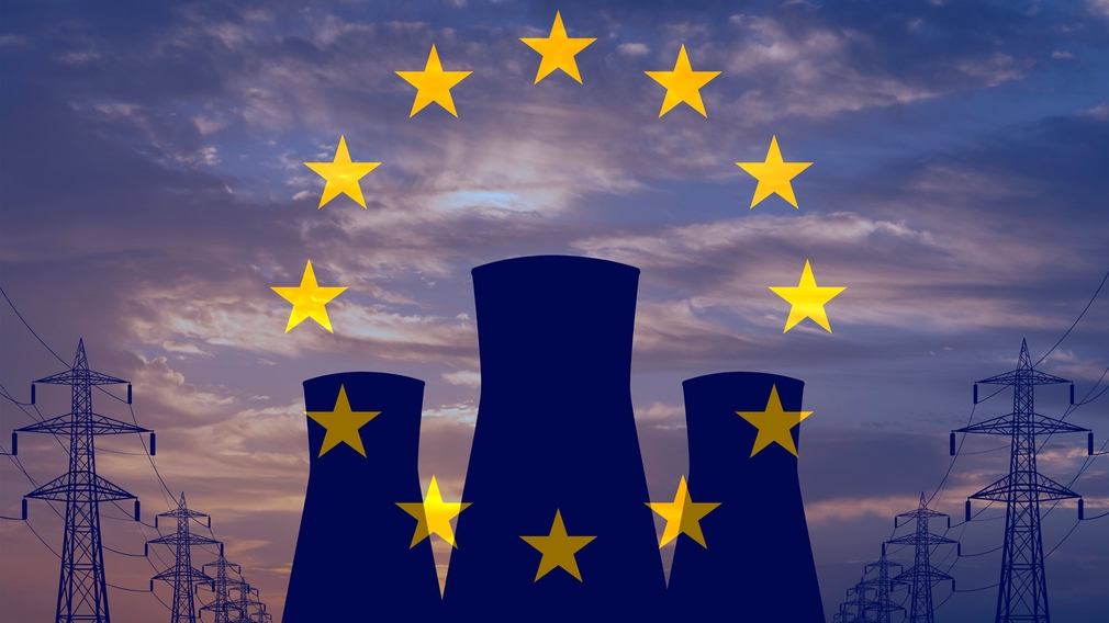 Die Sterne der europäischen Flagge vor einem Atomkraftwerk