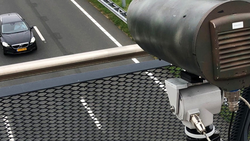 Künstliche Intelligenz erwischt Autofahrer beim Surfen