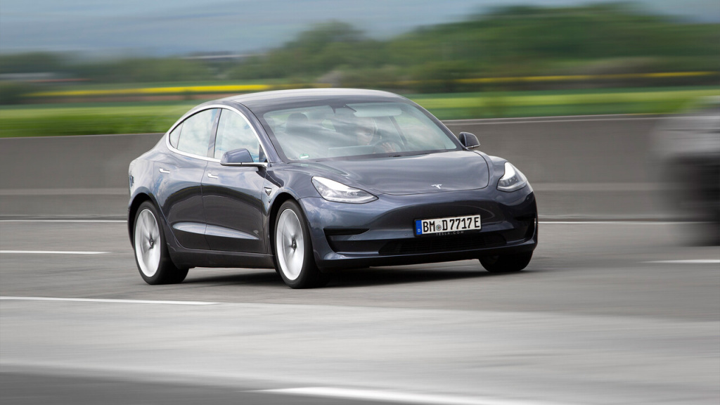 Tesla soll Model 3 komplett überarbeiten