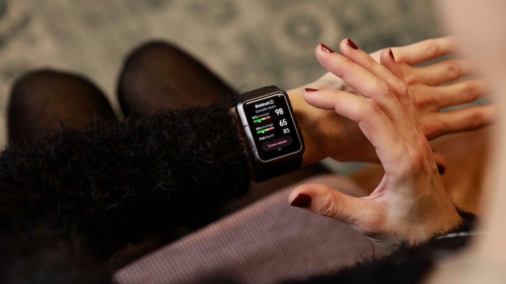 Huawei Watch D: Test der Blutdruck-Smartwatch – da geht die Pumpe! Die Huawei Watch D zeigt das Ergebnis der Blutdruckmessung auf ihrem Display.