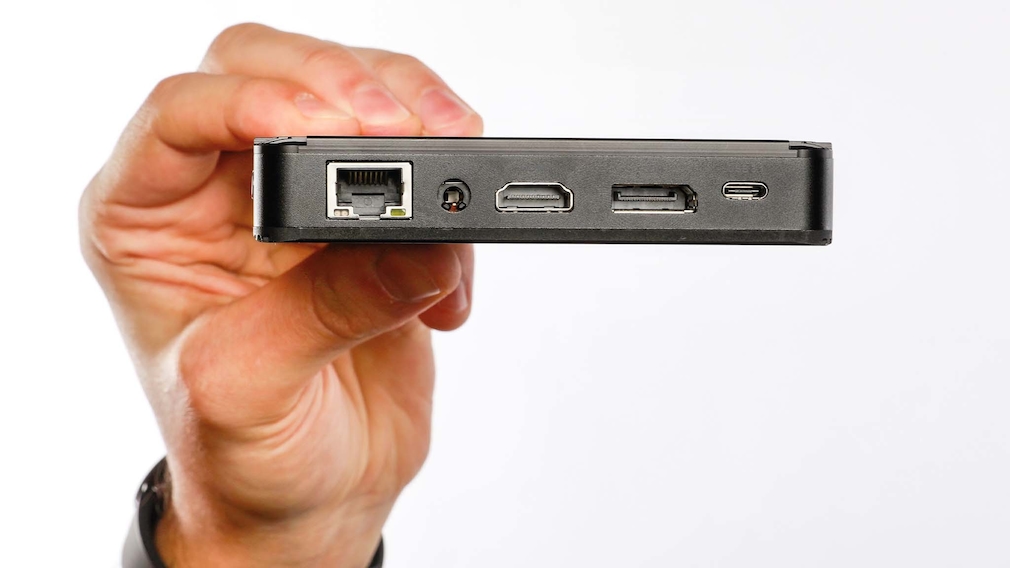 Zotac ZBOX PI336 Pico im Test: Ist das schon ein Mikro-PC? Von links nach rechts: Eine LAN-Buchse für den kabelgebundenen Netzwerkzugang und ein Headset-Anschluss. Zudem gibt es hier für Monitore einen HDMI-Ausgang und einen Displayport. Wer möchte, kann auch den USB-C-Port zum Anschließen eines Monitors mit USB-C verwenden. 