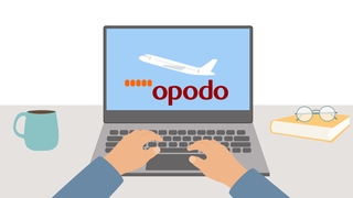 Stock-Grafik von einem Laptop mit Opodo-Logo an einem Schreibtisch