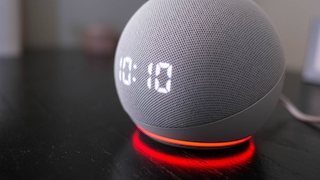 Ein Amazon-Echo-Dot mit rotem Ring