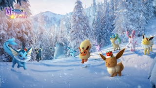 Mehrere Pokémon spielen zusammen im Schnee.