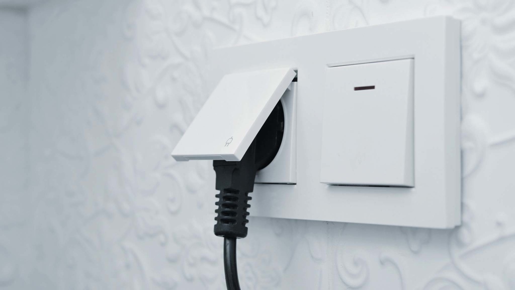 Warum Schuko-Stecker für Balkonsolar bald wohl Standard werden