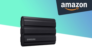 Eine Samsung-SSD vor einem weiß-grünen Hintergrund, in der oberen Rechten Ecke ist ein Amazon-Logo abgebildet.