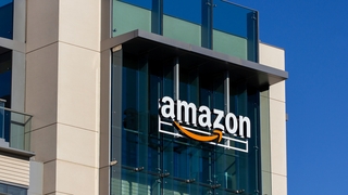 Das Amazon-Logo an einem Gebäude.