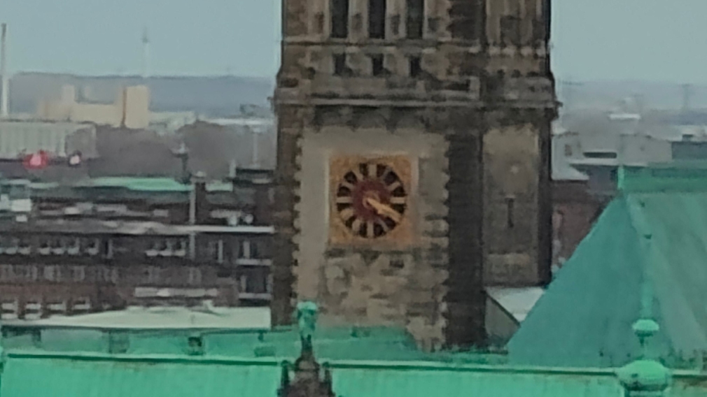 Uhr des Hamburger Rathauses