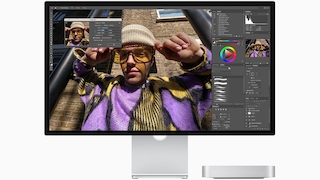 Mac Mini steht neben Apple-Bildschirm.