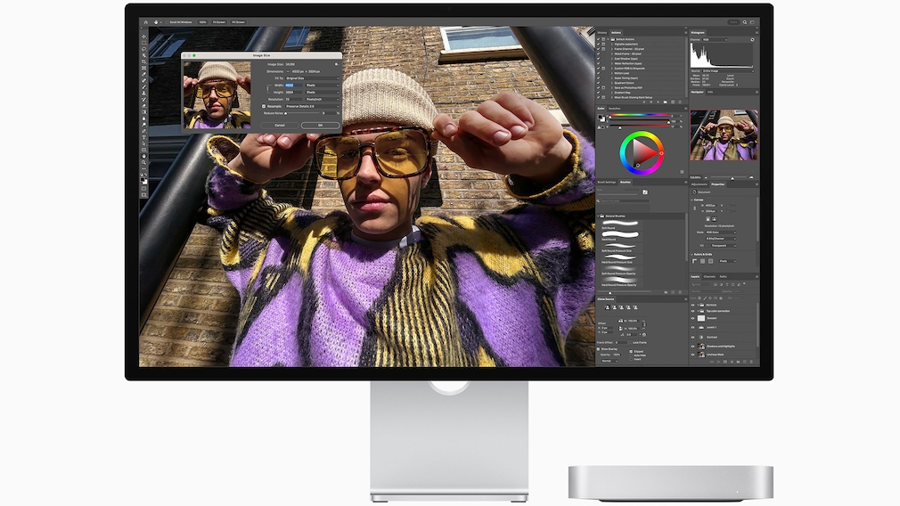 Mac Mini steht neben Apple-Bildschirm.