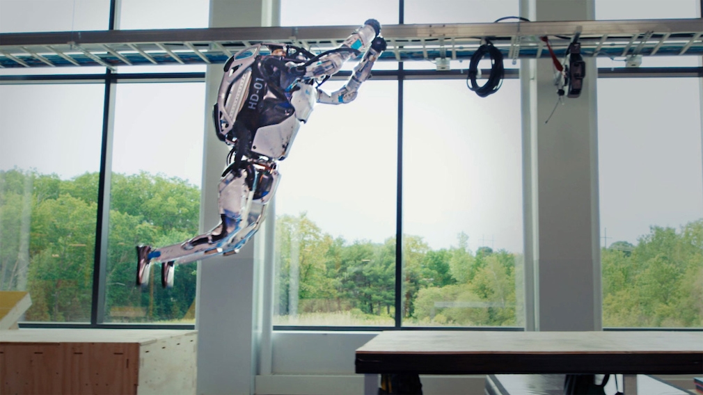 Neues Video: Boston Dynamics' Roboter Atlas demonstriert erstaunliche Fähigkeiten Der zweibeinige Roboter von Boston Dynamics hat weitere verblüffende Fähigkeiten entwickelt. In einem neuen Video packt Atlas mit an  wortwörtlich.