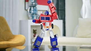 Robosen Robotics bringt Optimus Prime in deutsche Wohnzimmer Optimus Prime kann sich in einen Truck verwandeln, aber auch auf zwei Beinen laufen und sogar tanzen.