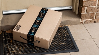 Amazon-Paket auf der Fußmatte vor Haustür