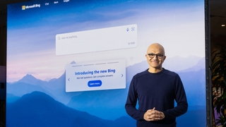 Microsoft-Chef Satya-Nadella steht vor einer Leinwand.