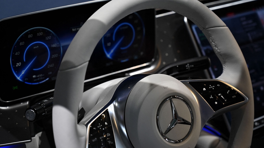 Neue Mercedes-Funktion: Pay+ verwandelt Ihr Fahrzeug in ein Zahlungsmittel Mit dem neuen digitalen Bezahldienst Mercedes Pay+ eröffnet Mercedes-Benz die Möglichkeit, Zahlungen im Fahrzeug vorzunehmen.