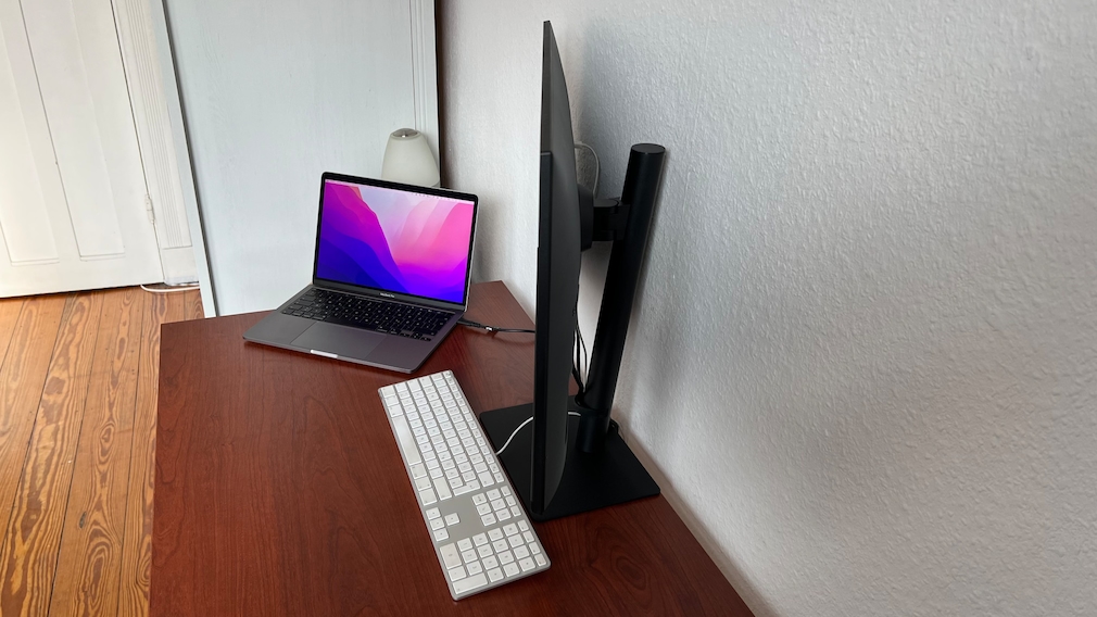 Samsung S27A800UJU: Ist das der perfekte Office-Monitor? Viel Schreibtischtiefe beansprucht der Monitor nicht. Aufgrund seiner dünnen Bauweise lässt er sich nah an der Wand positionieren. 