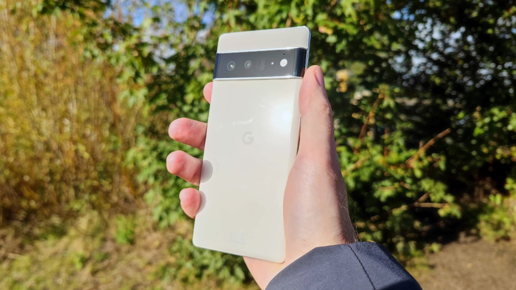 Eine Hand hält das Google Pixel 6 Pro.