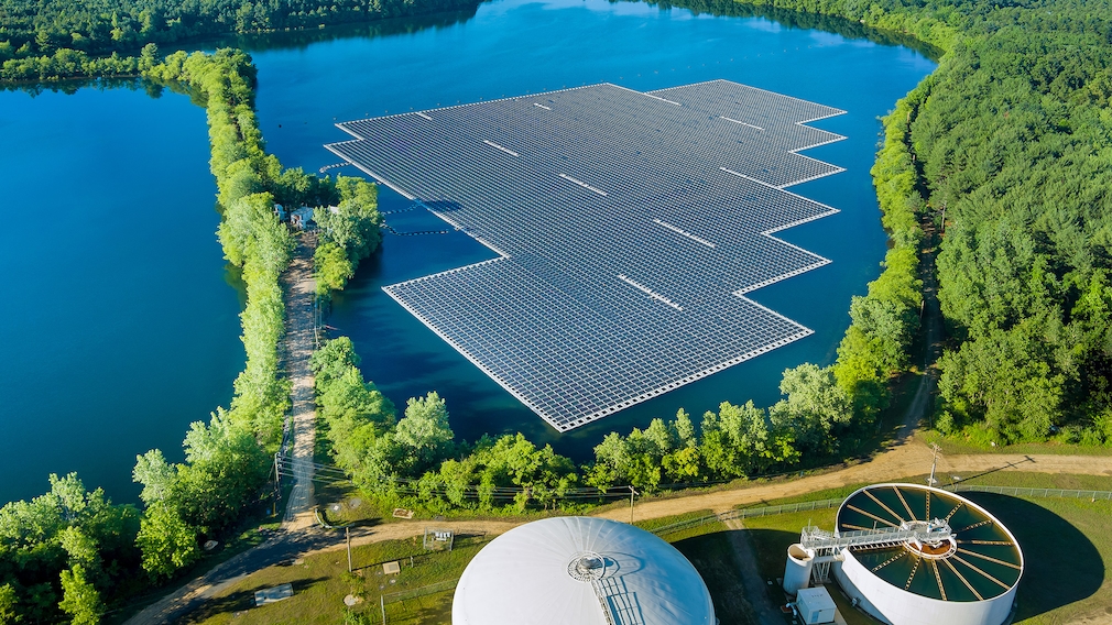Solar-Panele auf einem See 