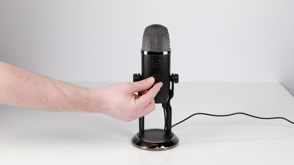 Blue Microphones Yeti X im Test: Die Mikrofonlautstärke lässt sich mit einem griffigen Regler einstellen.