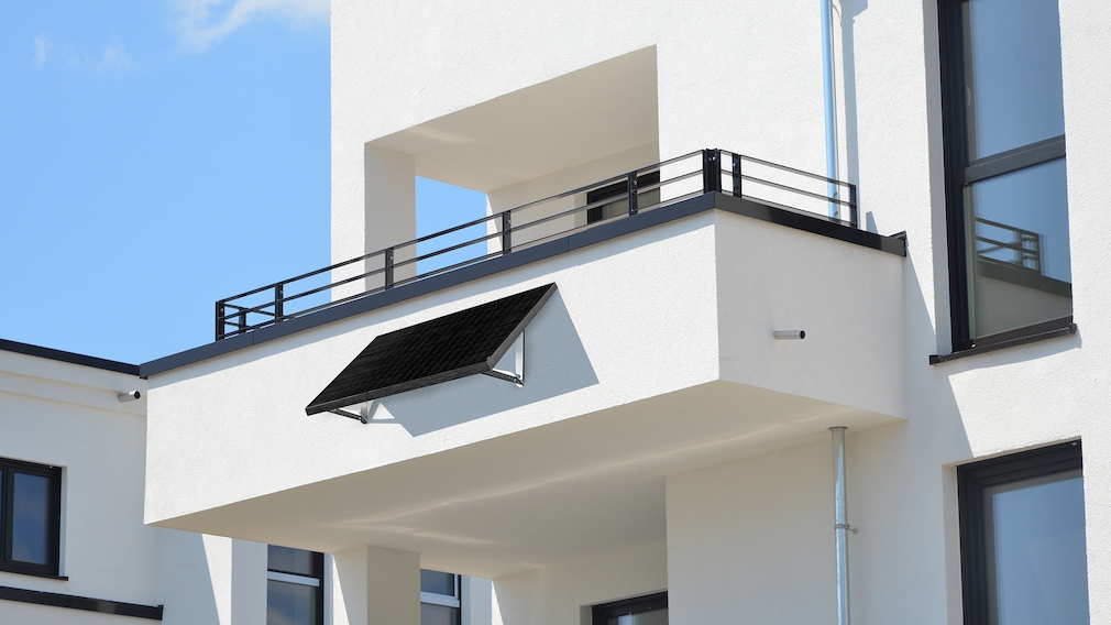 Balkonkraftwerk befestigen: Halterung für Dach, Garten, Balkon & Co. An Hausfassade oder Betonbalkon hält ein Solarpanel mittels Wandhalterung. 