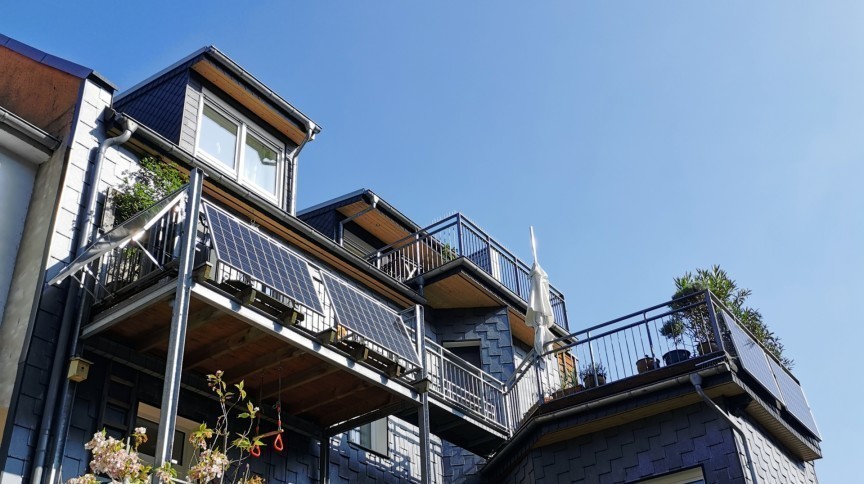 Balkonkraftwerk befestigen: Halterung für Dach, Garten, Balkon & Co. An einem Gitterbalkon lässt sich ein Solarmodul mit geeigneter Halterung schräg anwinkeln. 