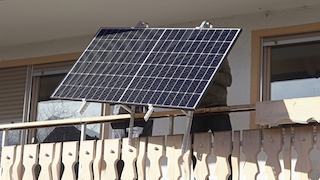 Solaranlage an einem Balkon 