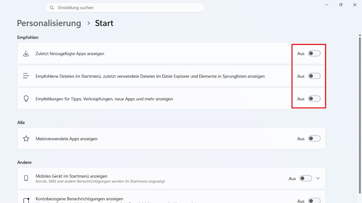 Screenshot der Windows-11-Einstellungen im Bereich Personalisierung > Start. Im oberen Bereich befindet sich die Kategorie Empfohlen mit drei Einstellungen. Diese lauten „Zuletzt hinzugefügte Apps anzeigen“, „Empfohlene Dateien im Startmenü, zuletzt verwendete Dateien im Datei-Explorer und Elemente in Sprunglisten anzeigen“ sowie „Empfehlungen für Tipps, Verknüpfungen, neue Apps und mehr anzeigen“. Die drei zugehörigen Schalter auf der rechten Seite sind durch einen roten Rahmen hervorgehoben und jeweils auf Aus gestellt. Darunter befindet sich die Kategorie Alle mit der Einstellung „Meistverwendete Apps anzeigen“, die ebenfalls auf Aus steht.