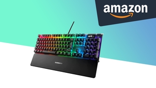 Gaming-Tastatur neben Amazon-Logo