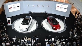 Zwei Teslas werden ausgestellt. 