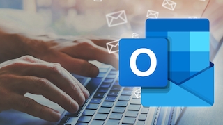 Outlook-Logo und Hände auf Laptop-Tastatur