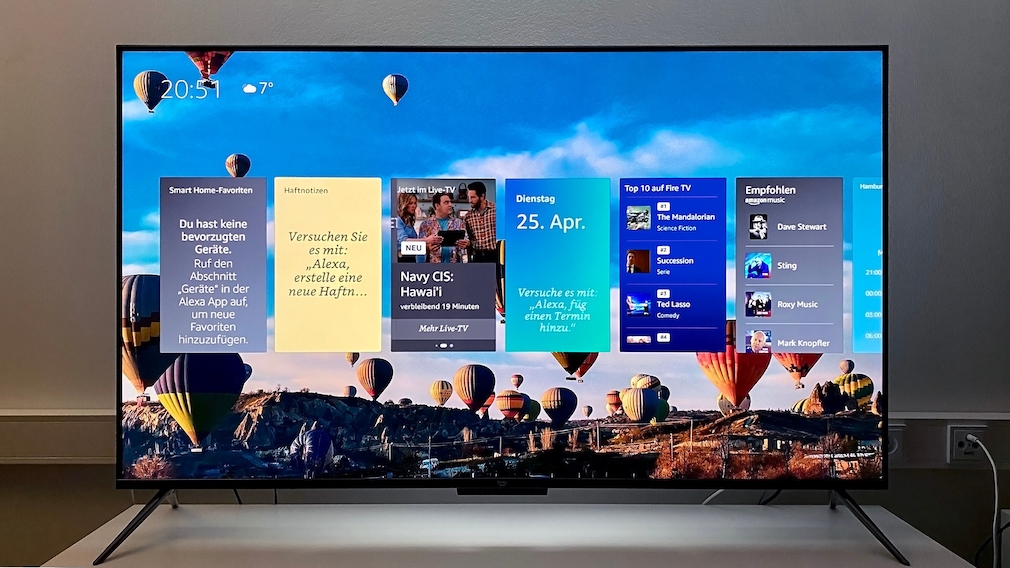 Auf Wunsch zeigt der Amazon Fire TV Omni im Ambient-TV-Modus nützliche Info-Kärtchen, sogenannte Widgets. 