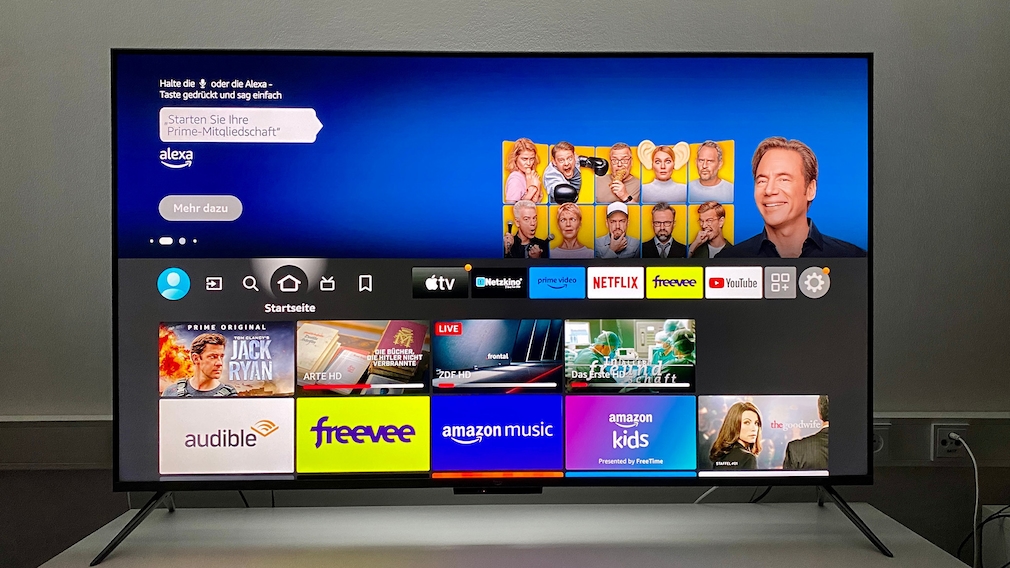 Auf seinem Startbildschirm zeigt der Amazon Fire TV Omni eine große TV- oder Streaming-Empfehlung, installierte Apps, sowie angefangene Serien, TV-Sendungen und App-Tipps.
