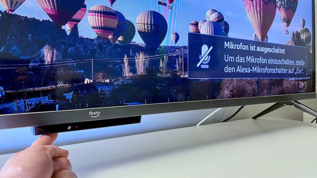 Die Alexa-Mikrofone lassen sich an der Unterseite des Amazon Fire TV Omni abschalten.