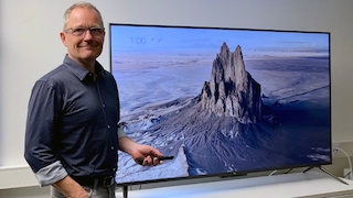Amazon Fire TV Omni QLED im Test: Der 65 Zoll große Fernseher ist das Top-Modell des Online-Kaufhauses.
