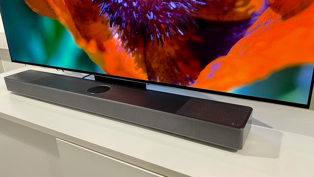 LG DSC9S im Test: Die Soundbar ersetzt den Fuß vom LG OLED C3, kann aber auch mit jedem anderen Fernseher spielen.