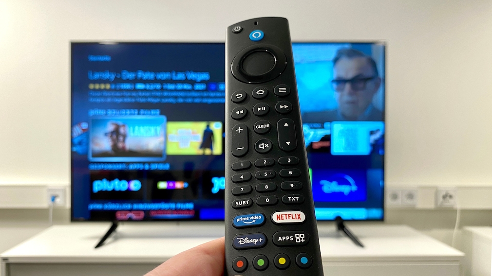 Die Fernbedienung des Amazon Fire TV 4 liegt gut in der Hand und bietet Tasten für alle wichtigen Funktionen.