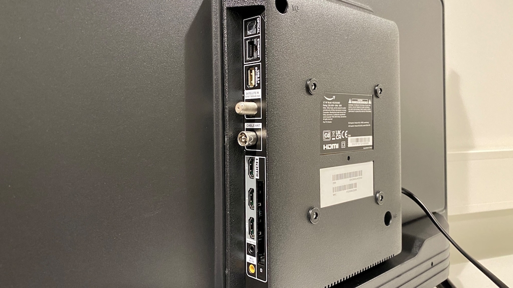 Auf der Rückseite des Amazon Fire TV 2 finden sich drei HDMI-Eingänge, ein AV-Eingang, ein USB-Anschluss sowie die Anschlüsse für Antenne und Kabel sowie für Satellit.