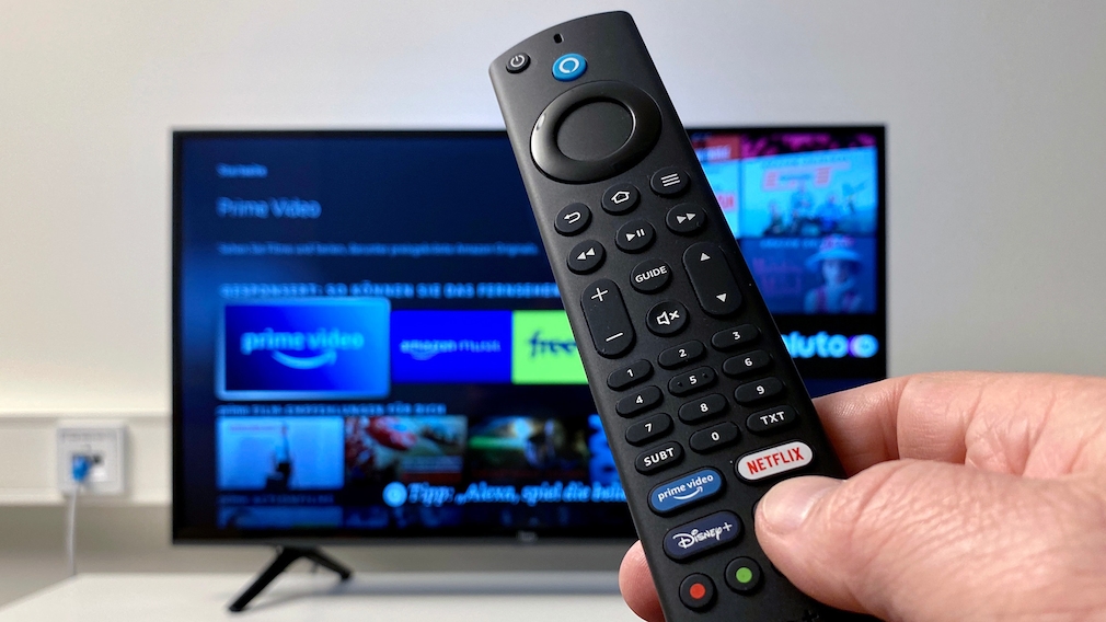 Mit der Fernbedienung des Amazon Fire TV 2 sind alle wichtigen Funktionen direkt erreichbar, die blaue Taste oben lässt Alexa zuhören.