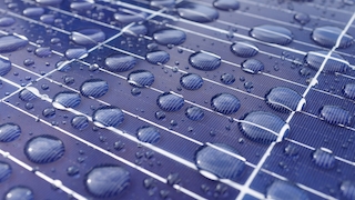 Solaranlage mit Regentropfen