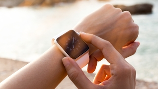 Apple-Watch am Handgelenk 