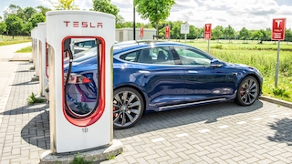 Tesla-Fahrzeug an E-Tankstelle 