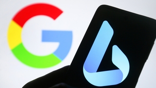 Google-Logo neben Smartphone mit Bing-Logo