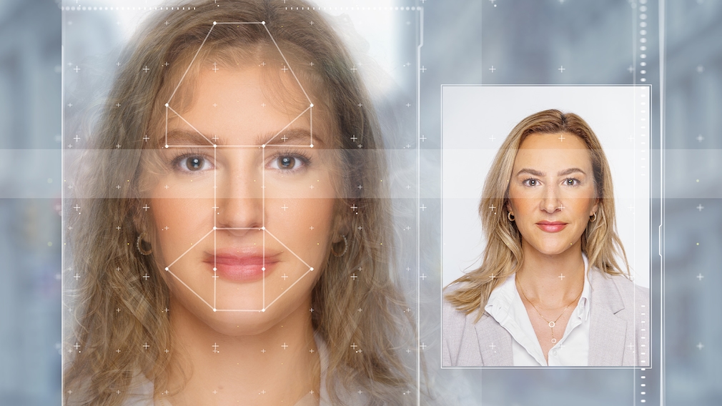 Zwei Frauen erstellen ein biometrisches Passbild.